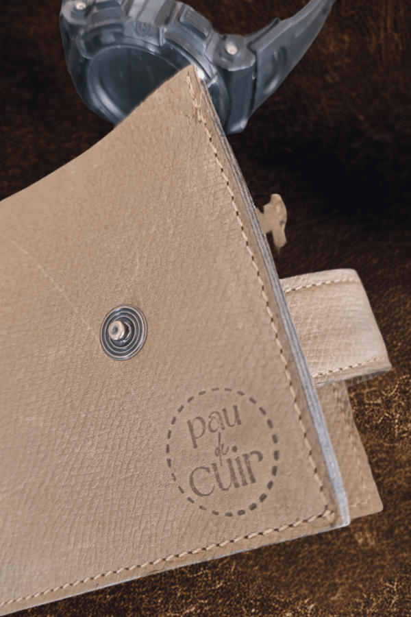 Porte-carte compact en cuir tabac – 8 cartes, billets, fermeture pression – Image 4