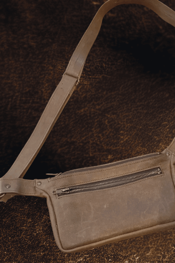 Sac bandoulière homme en cuir couleur tabac – format plat, anse réglable, poches pratiques – Image 2